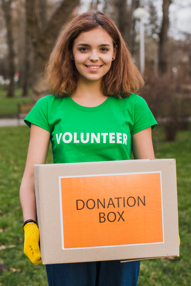 Vrijwilliger houdt een donatiebox vast tijdens een inzamelingsactie