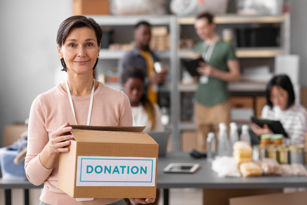 Vrijwilliger met donatiebox tijdens een inzamelingsactie